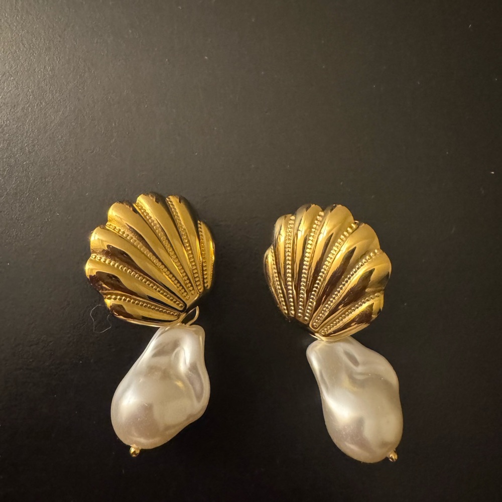 Gold Shell Pearl Earrings